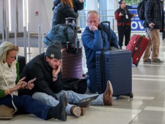 Airlines cancel hundreds of flights for winter storm